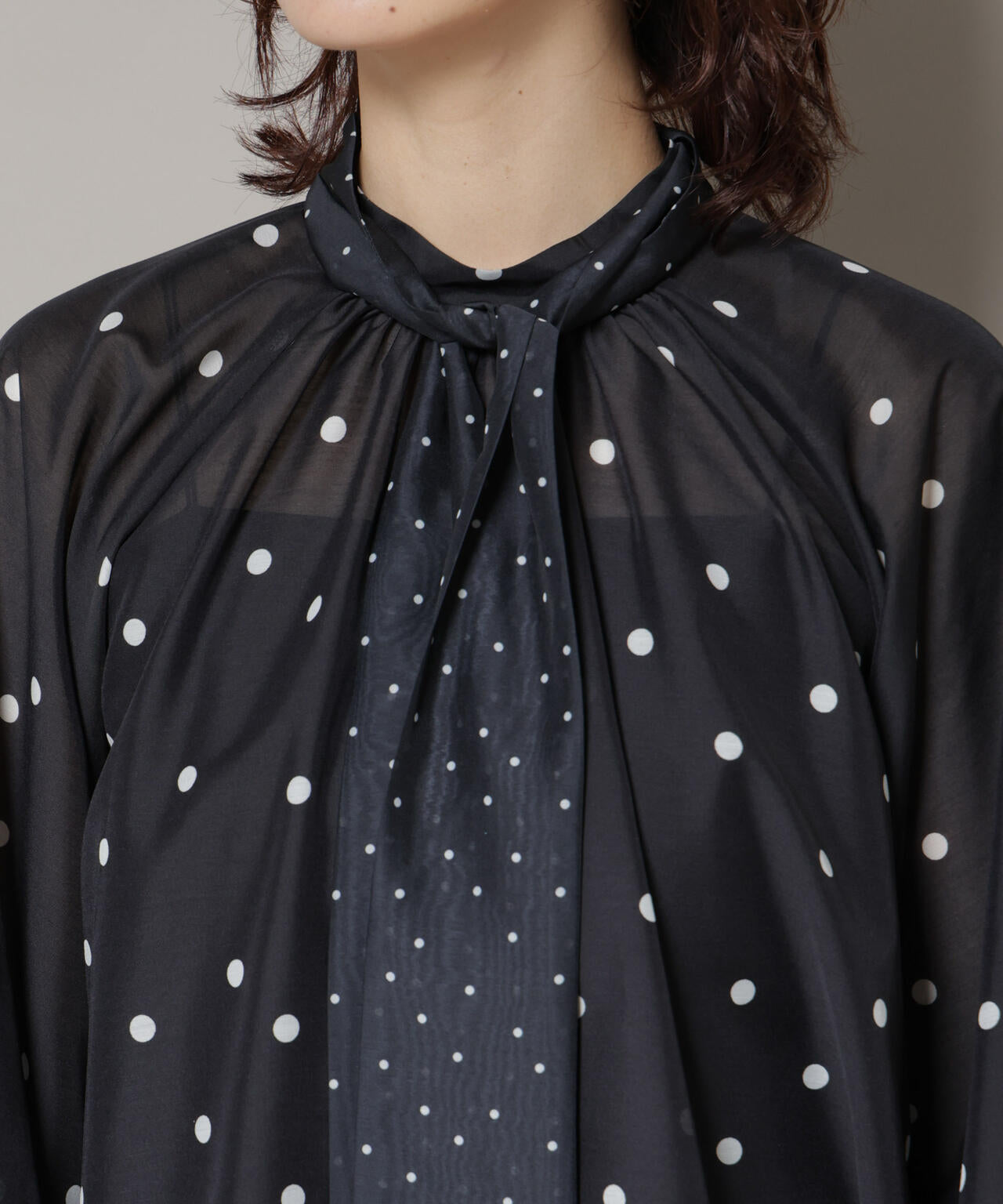 ランダムドットボータイ付きブラウス