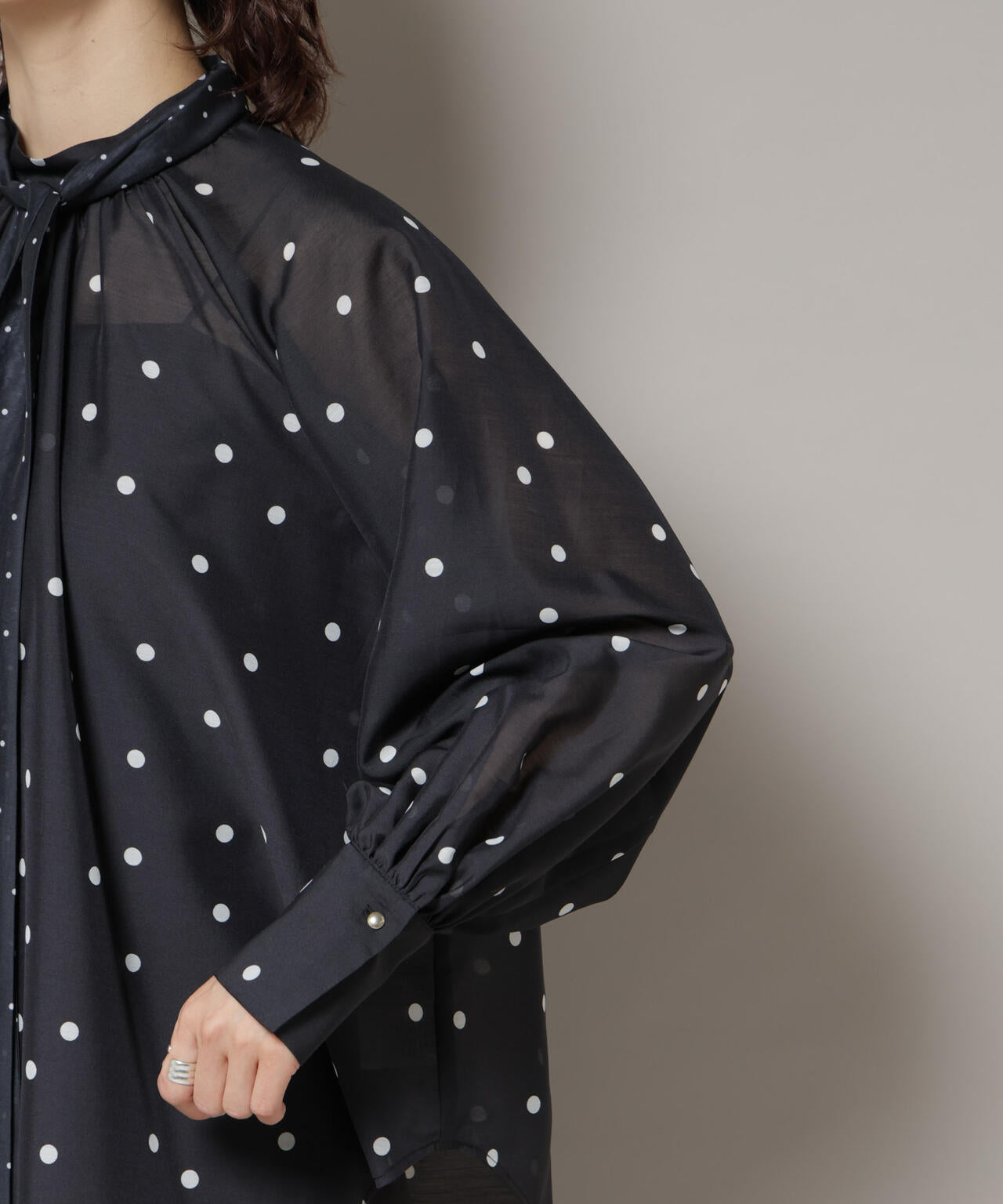 ランダムドットボータイ付きブラウス