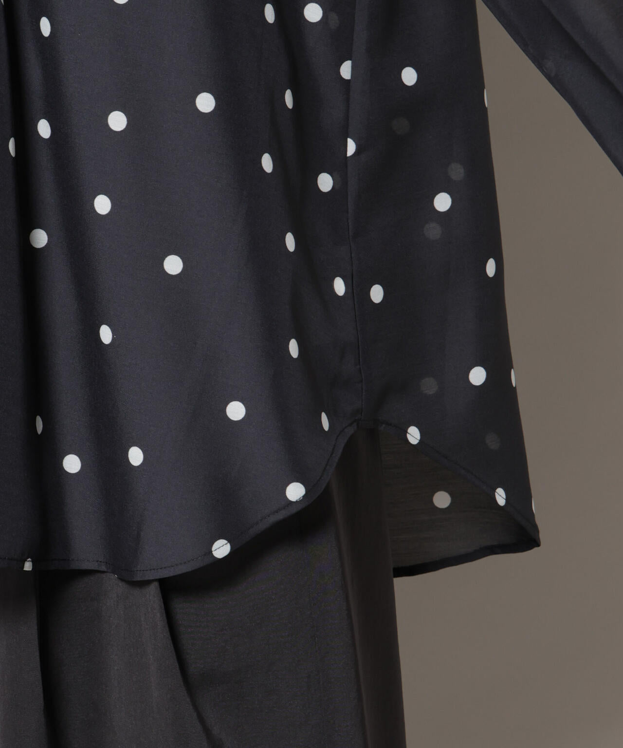 ランダムドットボータイ付きブラウス