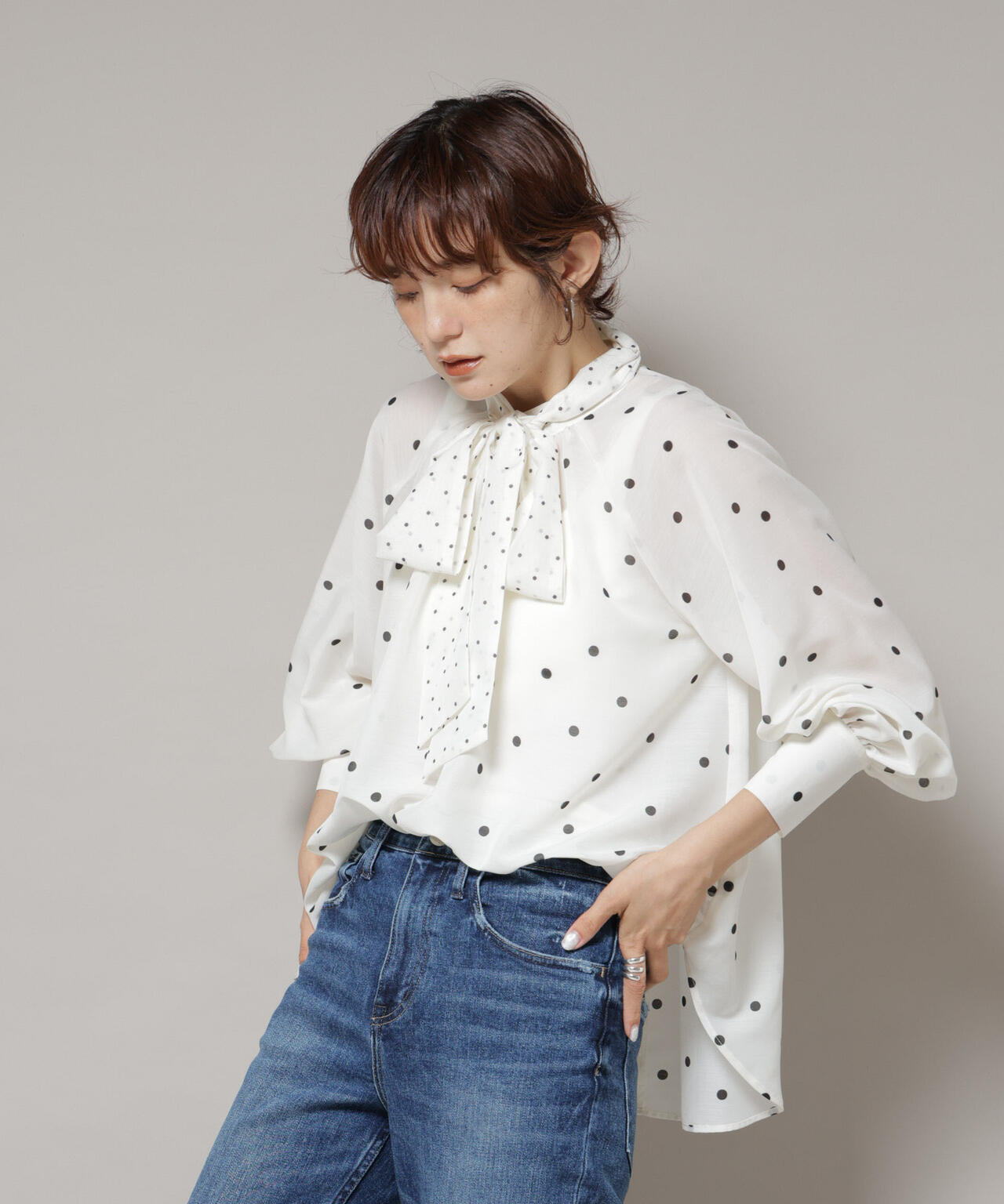ランダムドットボータイ付きブラウス