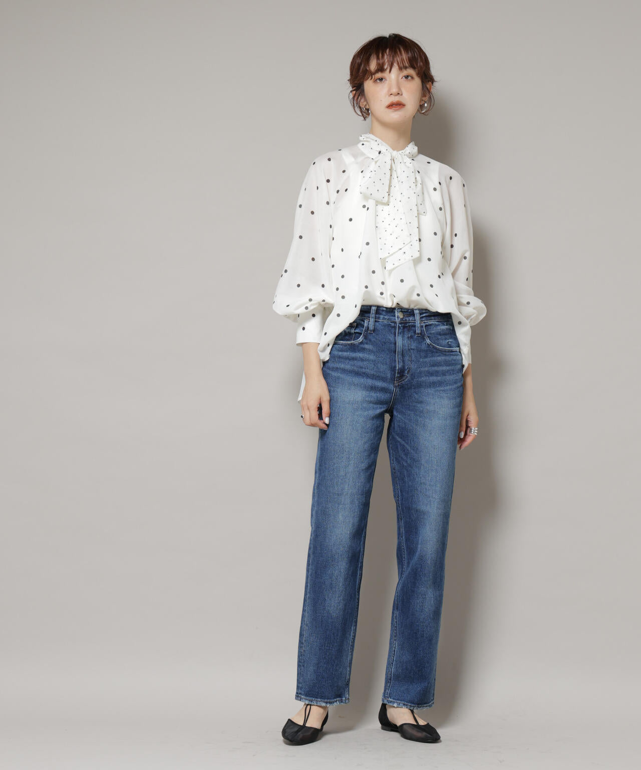 ランダムドットボータイ付きブラウス