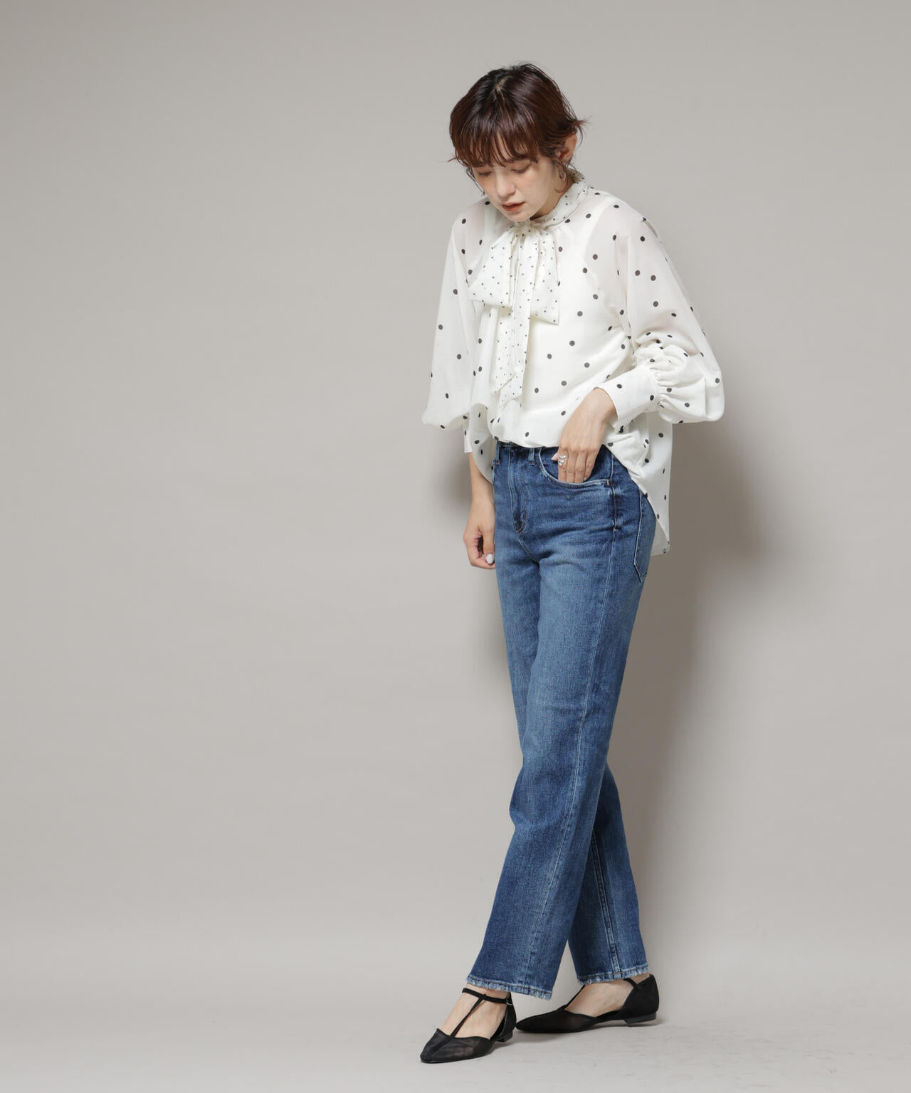 ランダムドットボータイ付きブラウス
