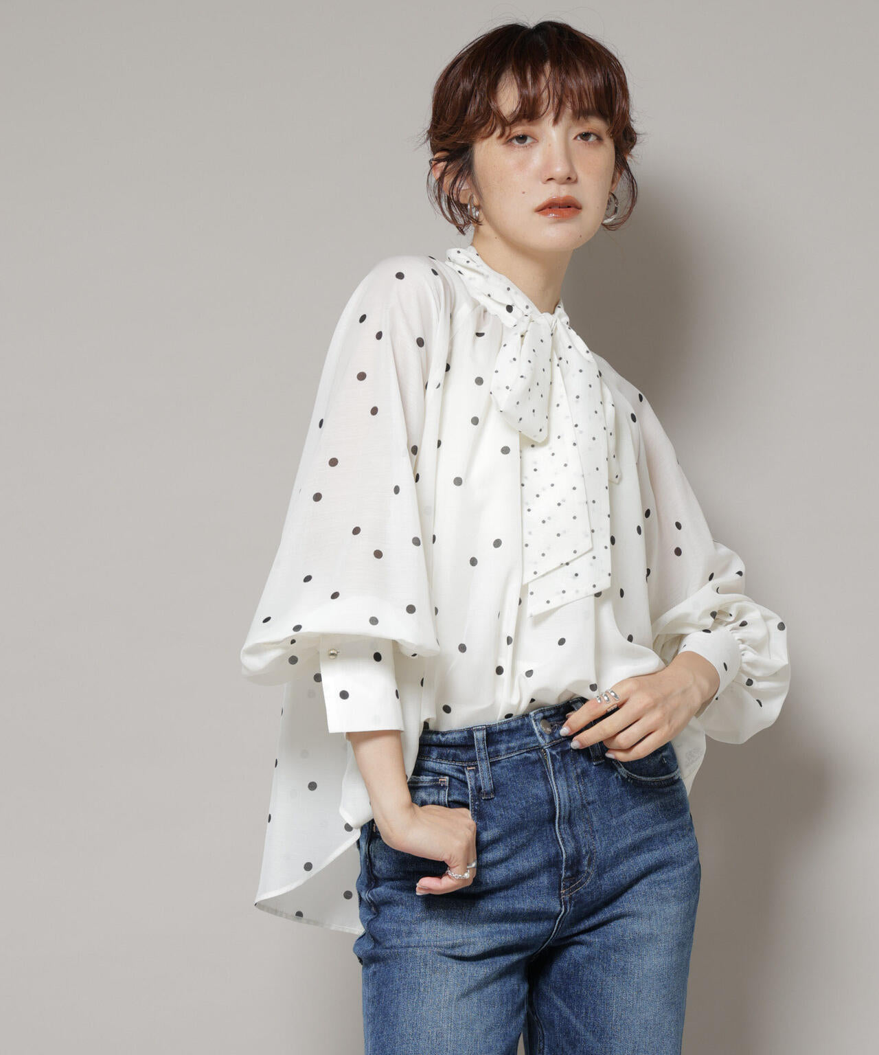 ランダムドットボータイ付きブラウス
