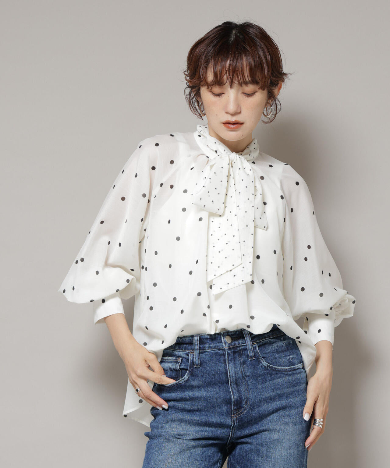 ランダムドットボータイ付きブラウス