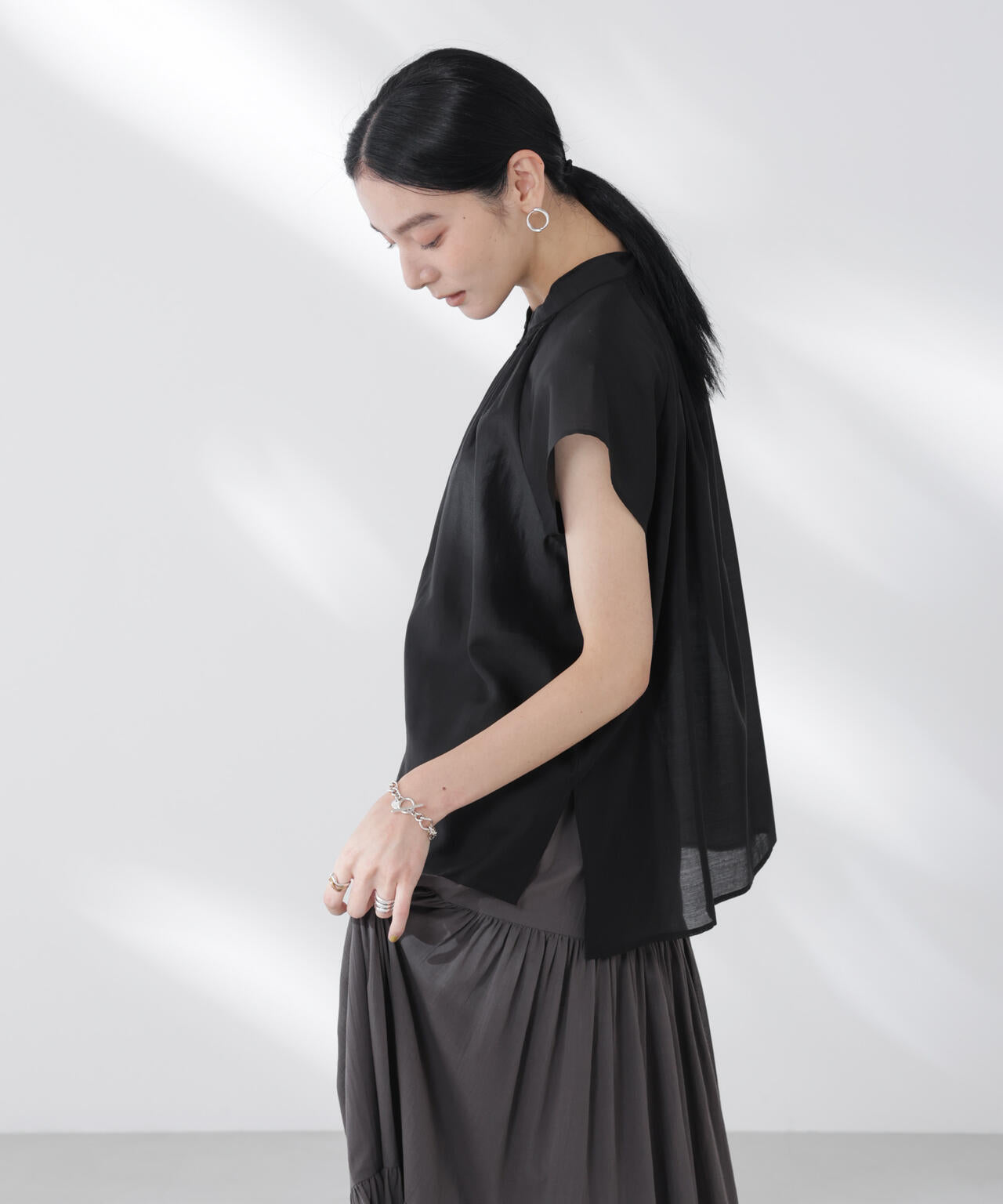 シアーサテンスタンドカラーブラウス