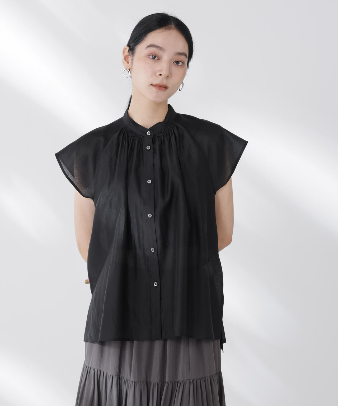 シアーサテンスタンドカラーブラウス