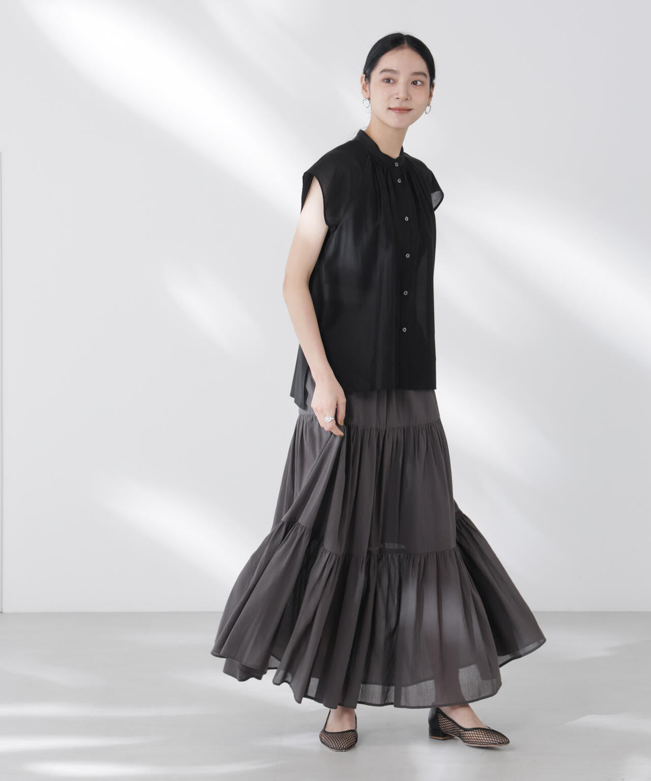 シアーサテンスタンドカラーブラウス