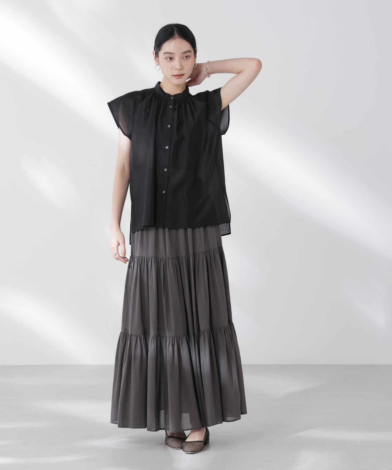 シアーサテンスタンドカラーブラウス