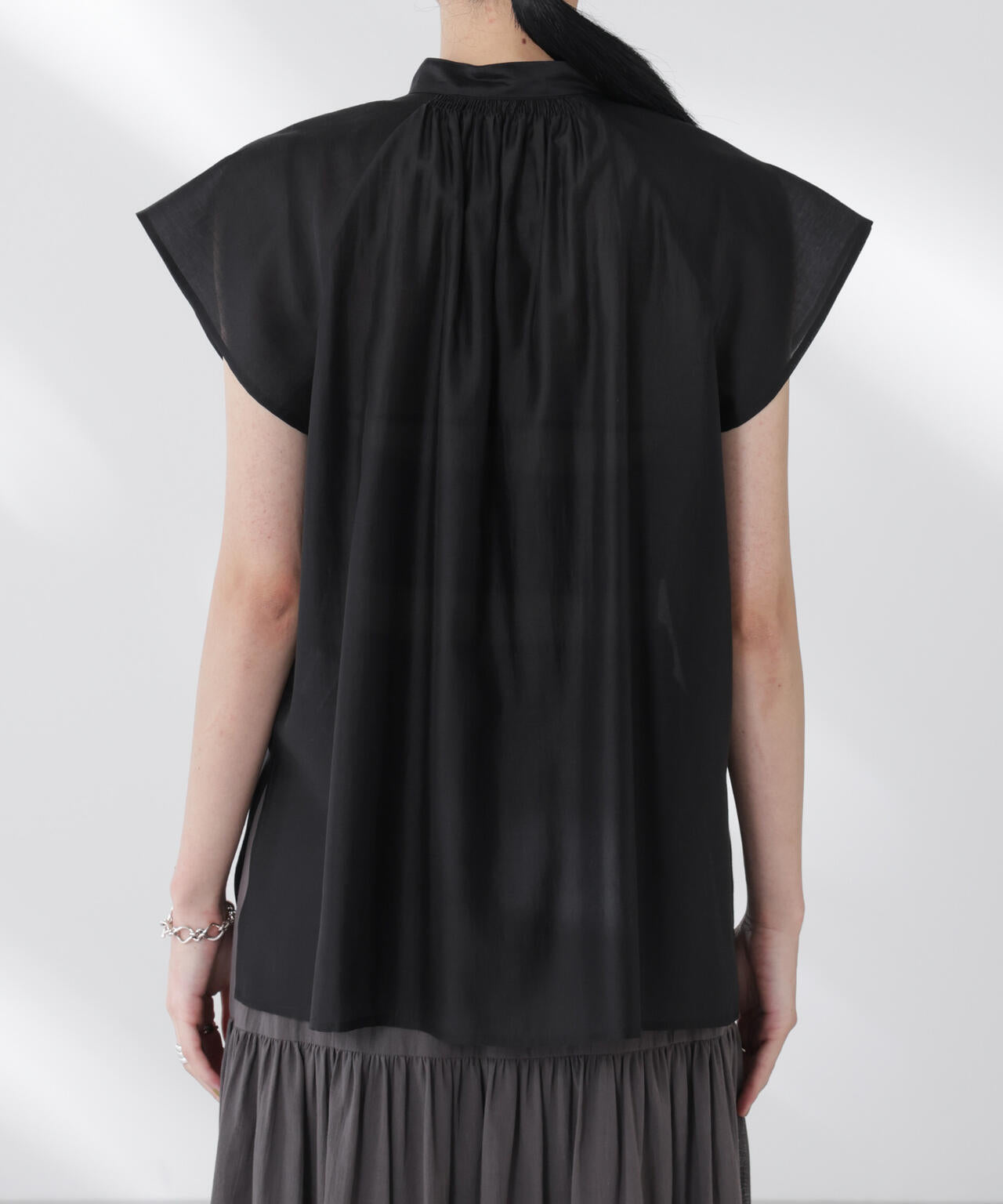 シアーサテンスタンドカラーブラウス