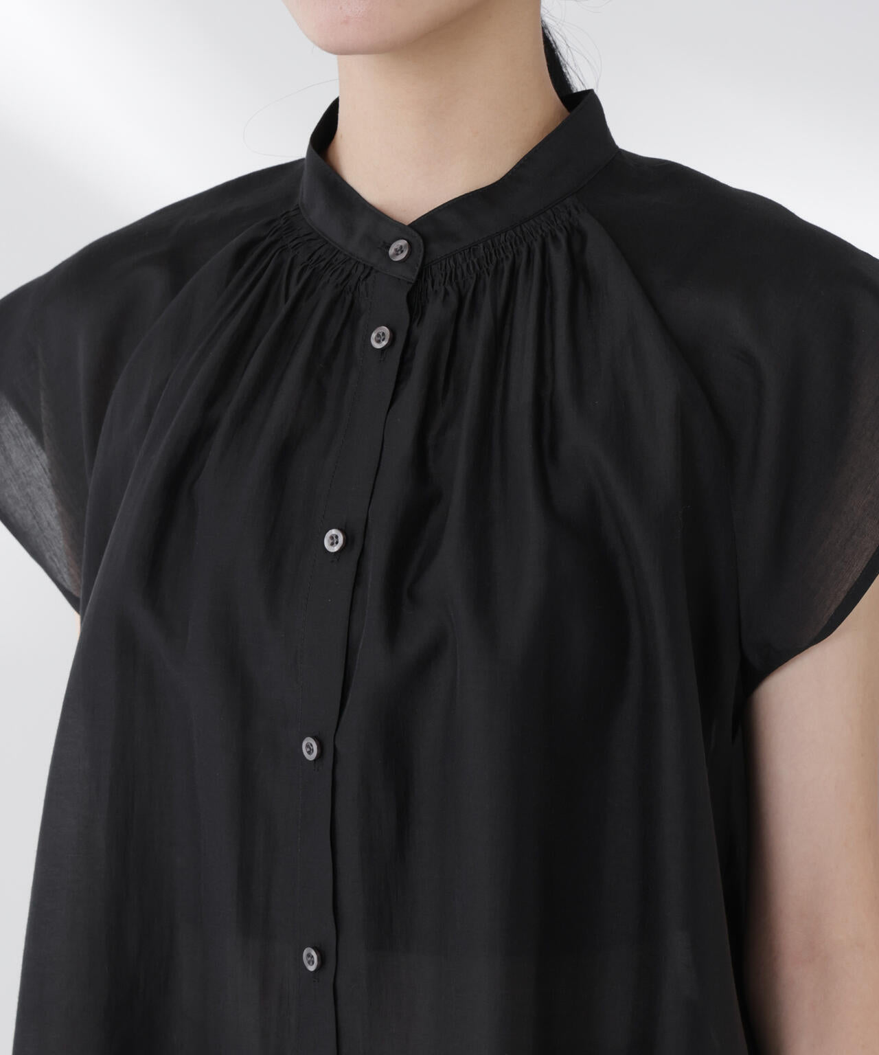 シアーサテンスタンドカラーブラウス