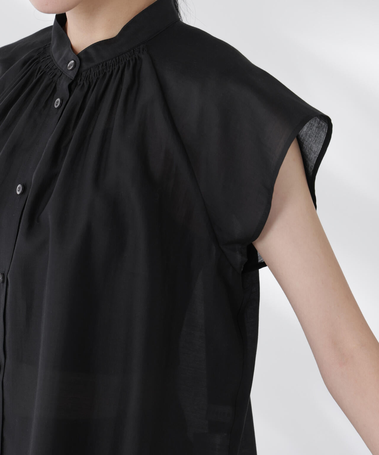 シアーサテンスタンドカラーブラウス