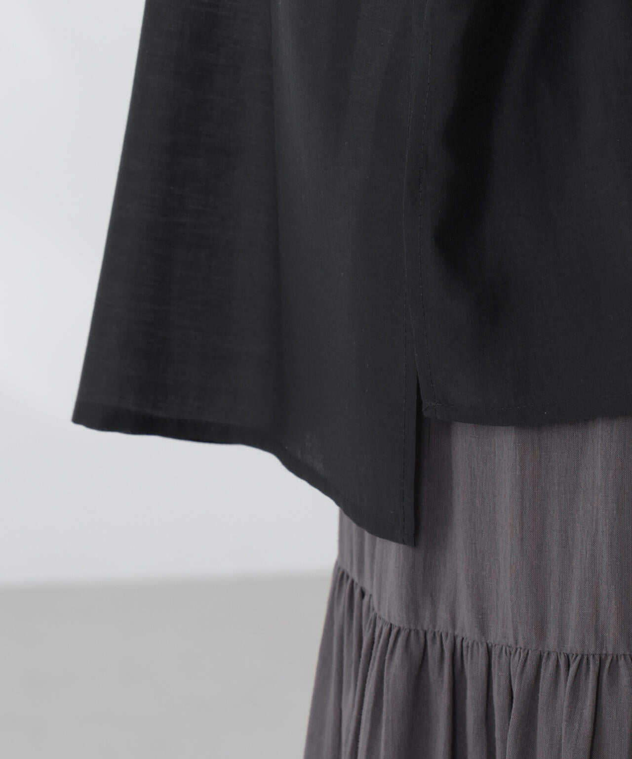 シアーサテンスタンドカラーブラウス