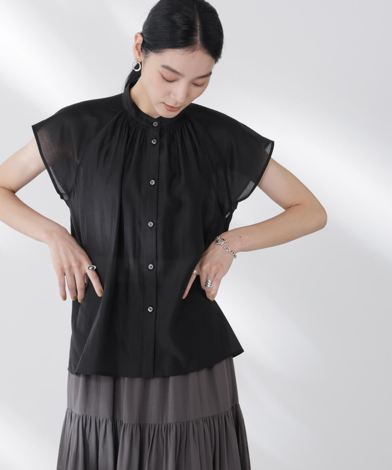 シアーサテンスタンドカラーブラウス