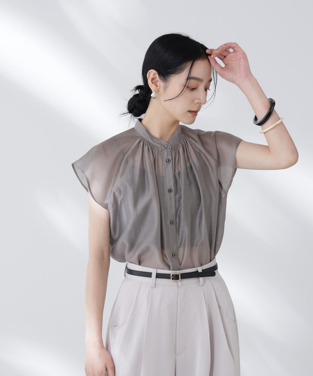 シアーサテンスタンドカラーブラウス