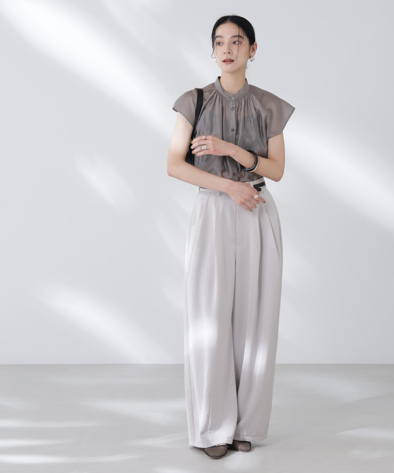 シアーサテンスタンドカラーブラウス