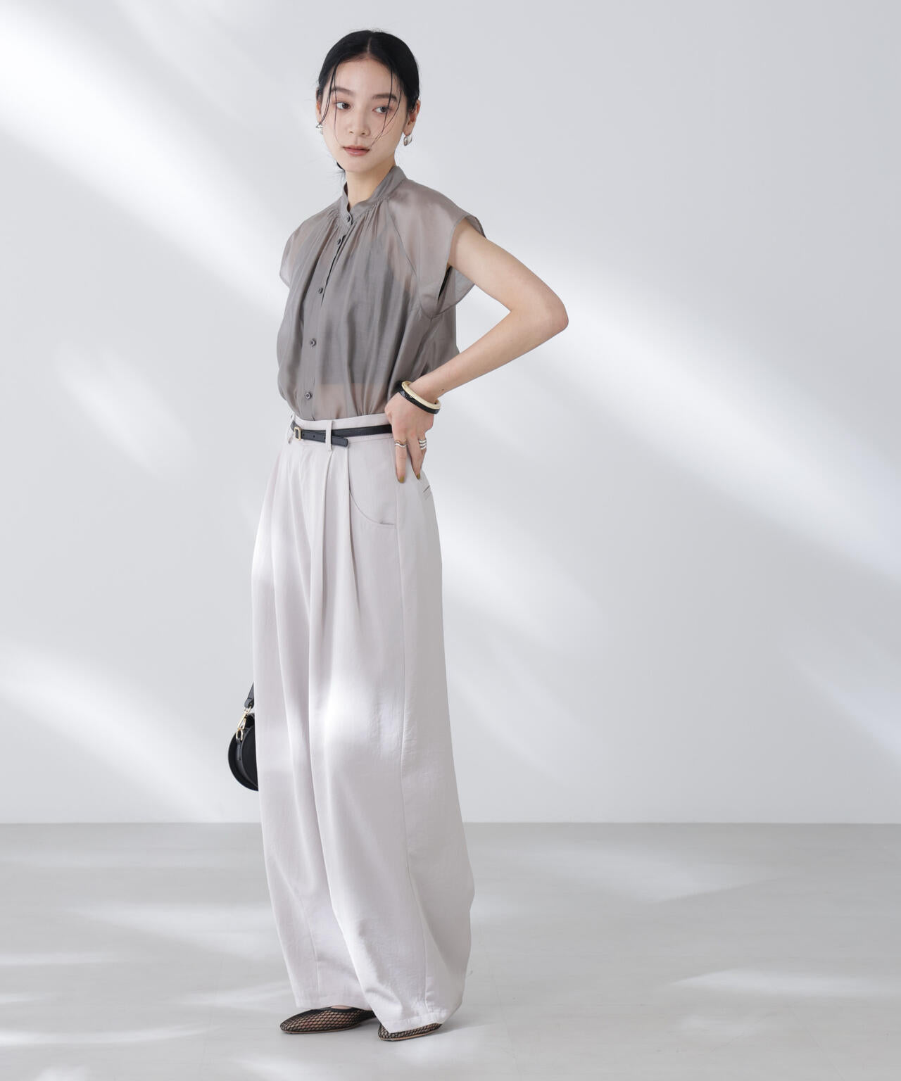 シアーサテンスタンドカラーブラウス