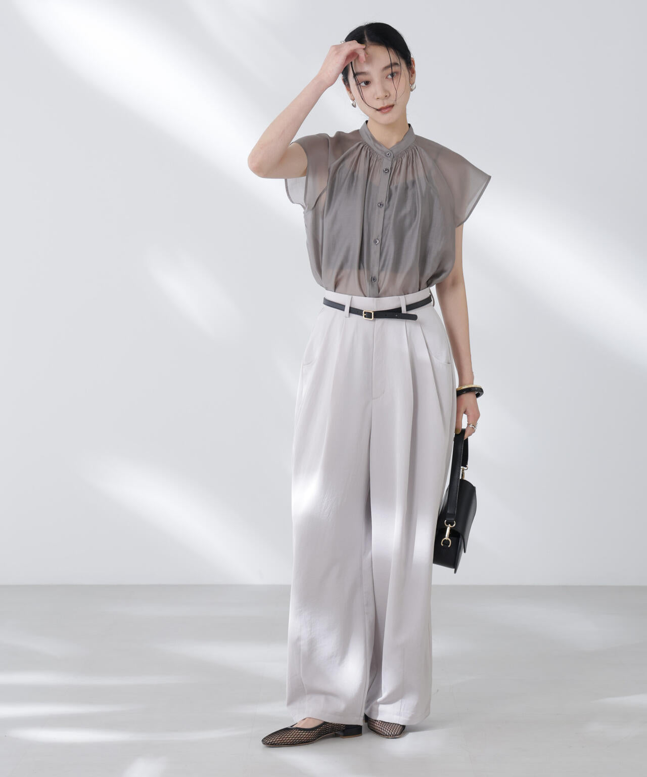 シアーサテンスタンドカラーブラウス