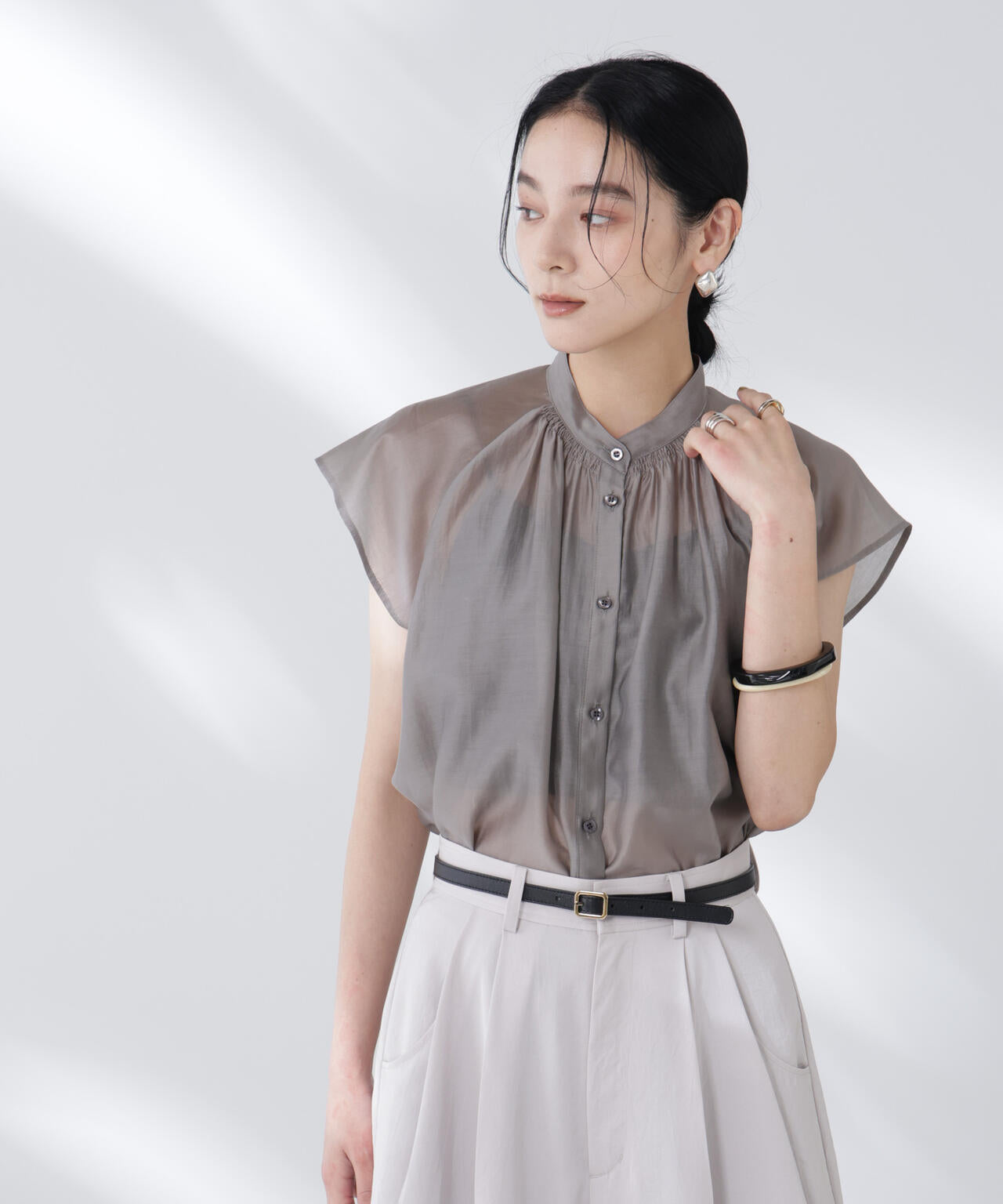 シアーサテンスタンドカラーブラウス