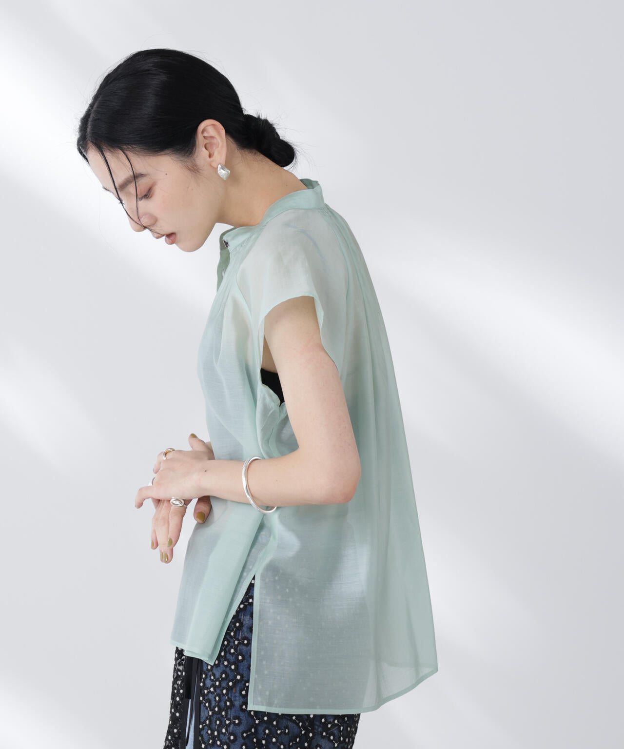 シアーサテンスタンドカラーブラウス