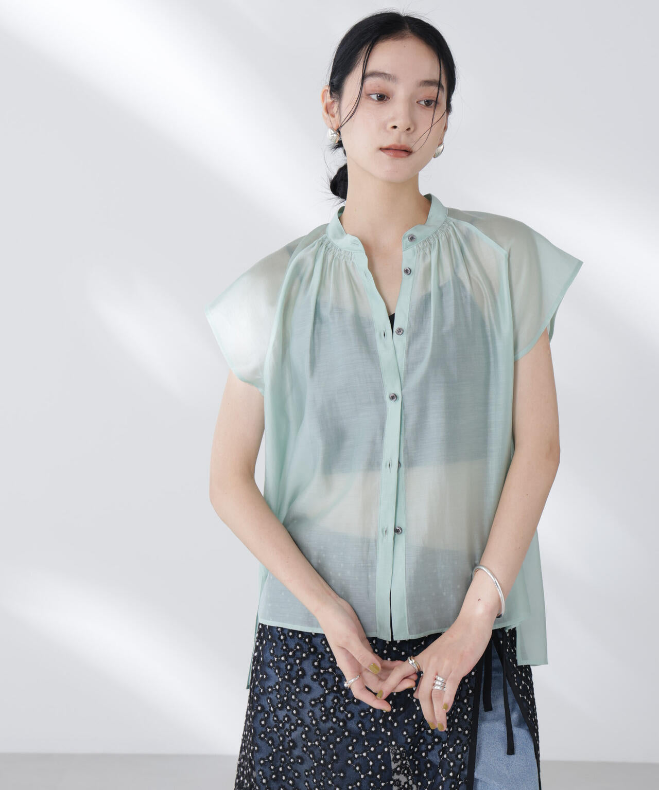 シアーサテンスタンドカラーブラウス