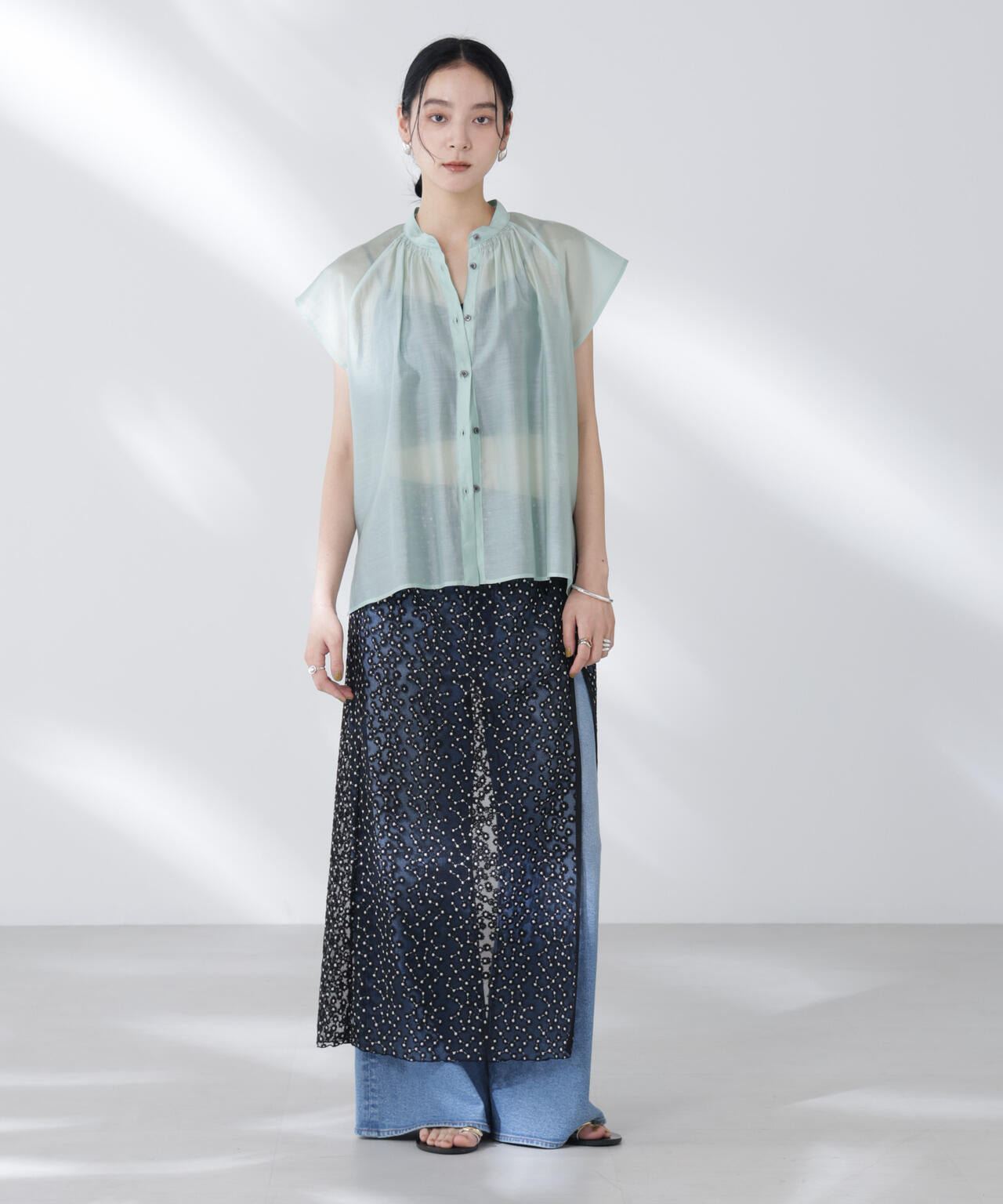 シアーサテンスタンドカラーブラウス