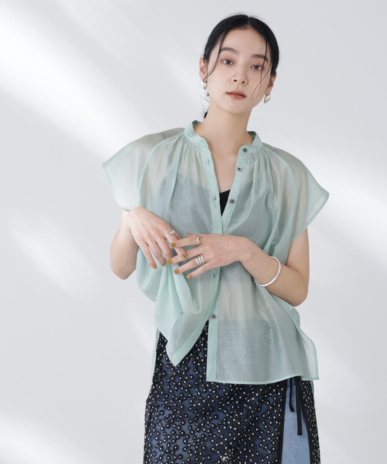 シアーサテンスタンドカラーブラウス