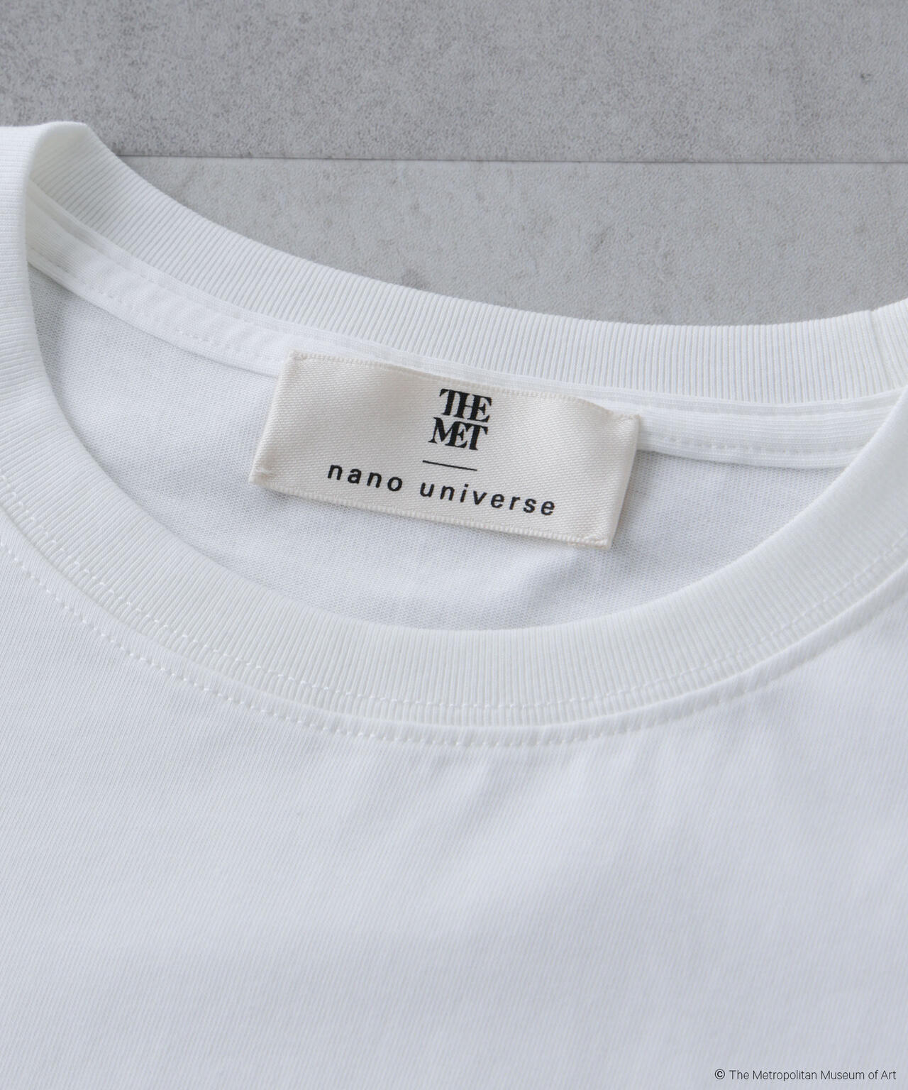 The Met 別注ロゴプリントTシャツ