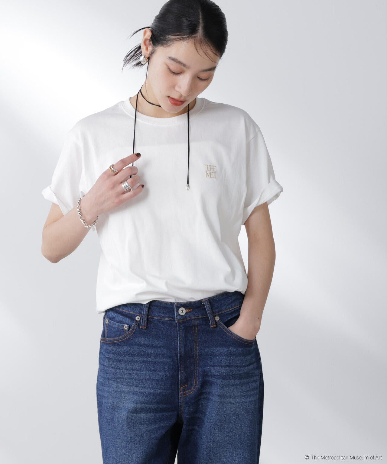 The Met 別注ロゴプリントTシャツ