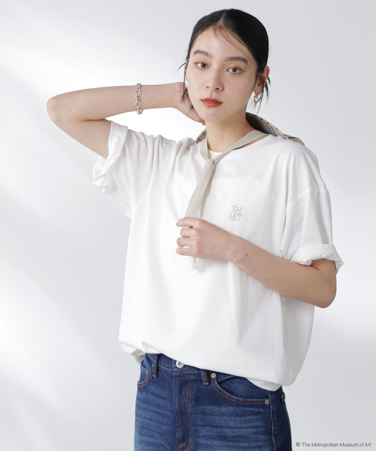 The Met 別注ロゴプリントTシャツ