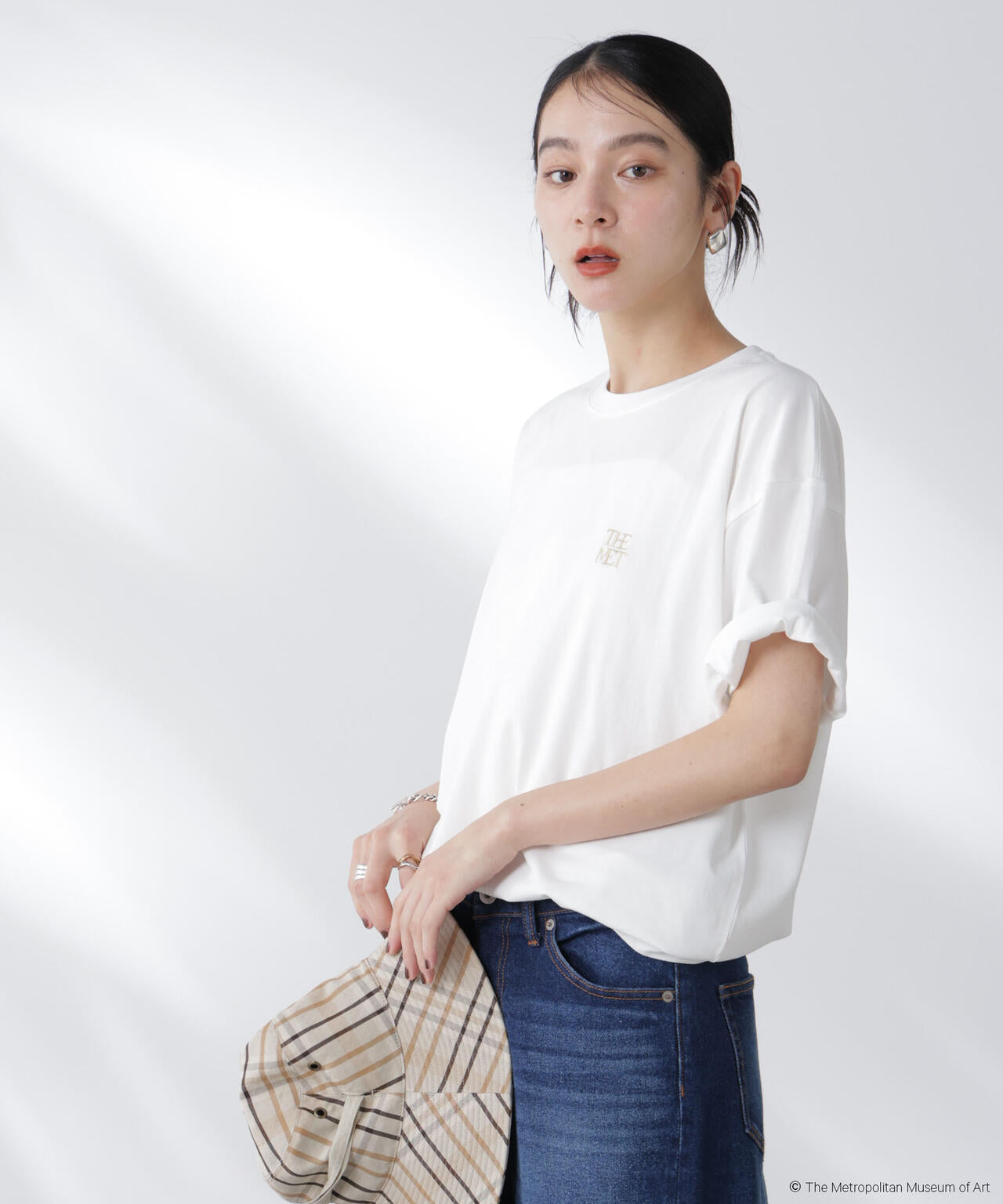 The Met 別注ロゴプリントTシャツ