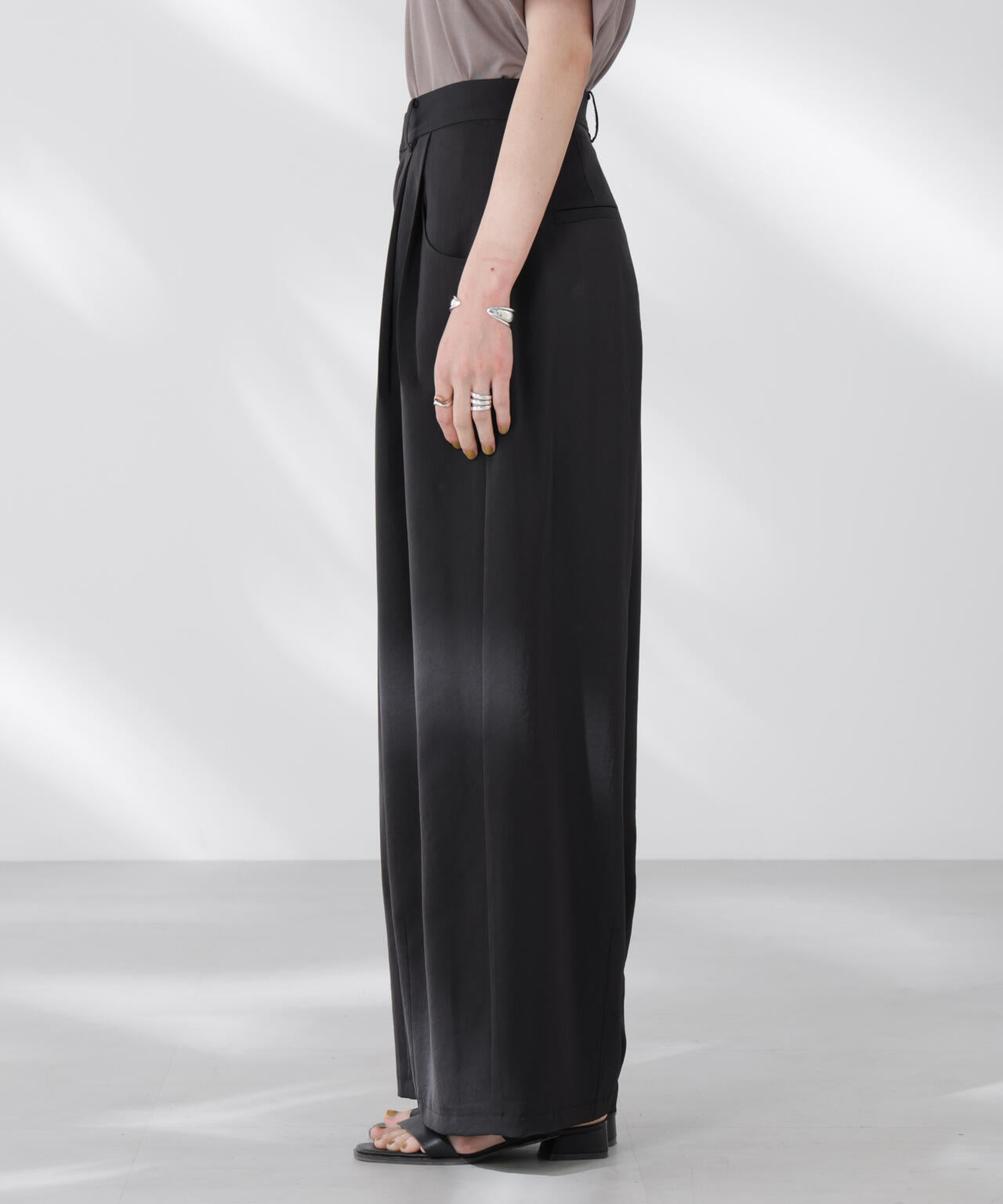 ダルサテンカーブタックパンツ