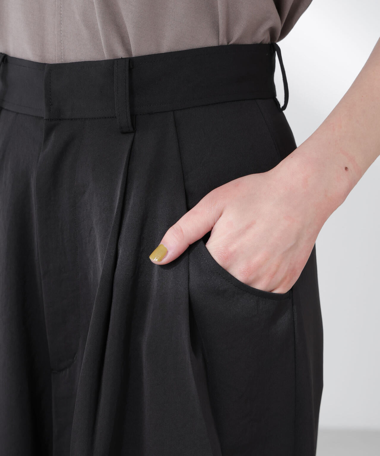 ダルサテンカーブタックパンツ