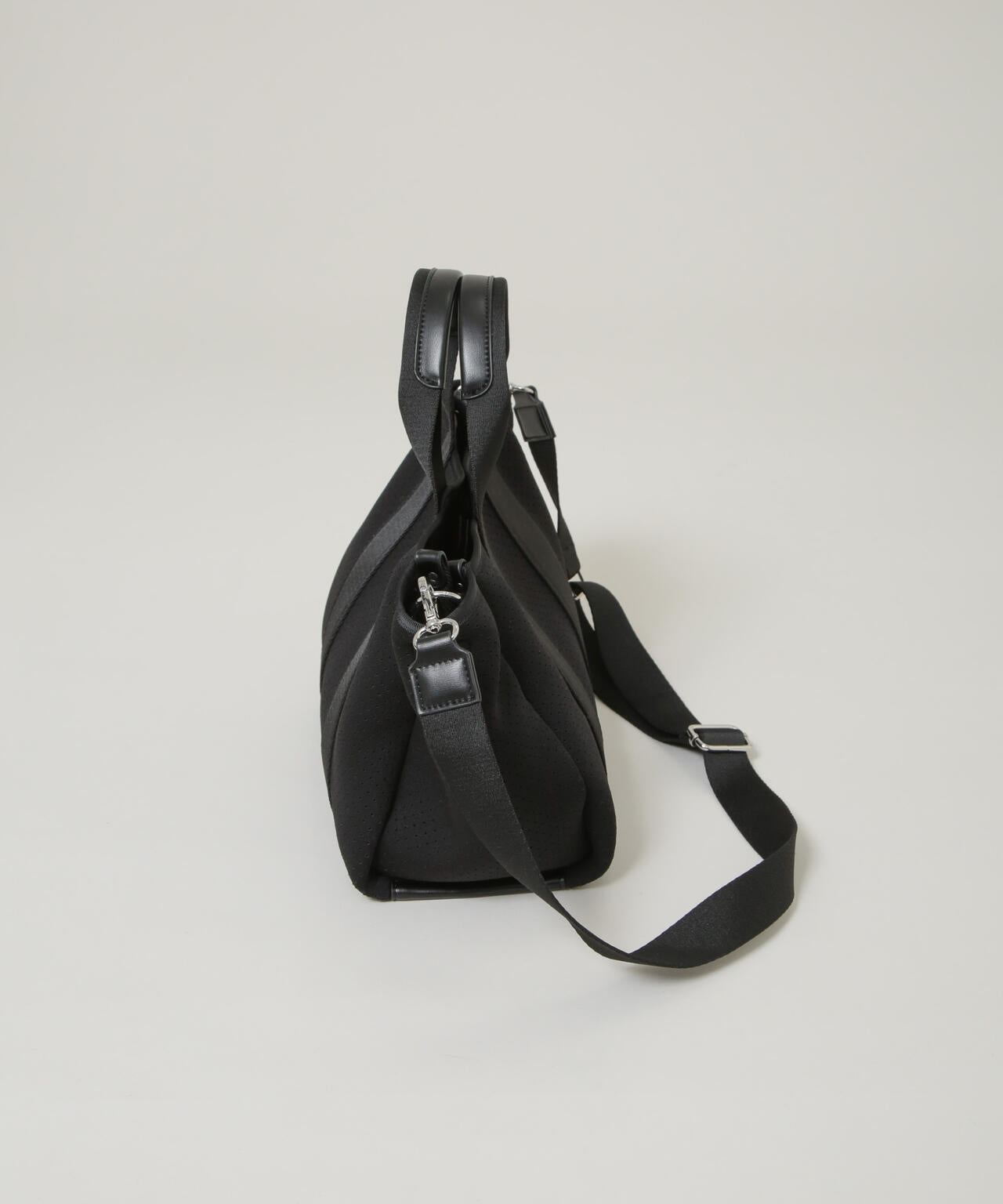 パンチングショルダートートバッグ