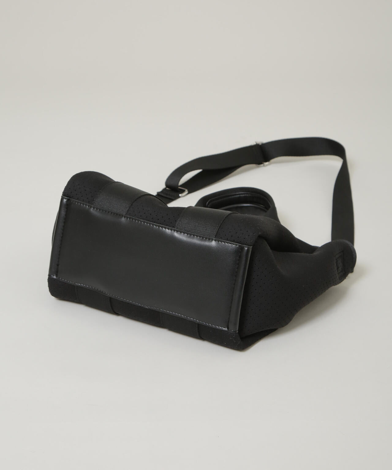 パンチングショルダートートバッグ