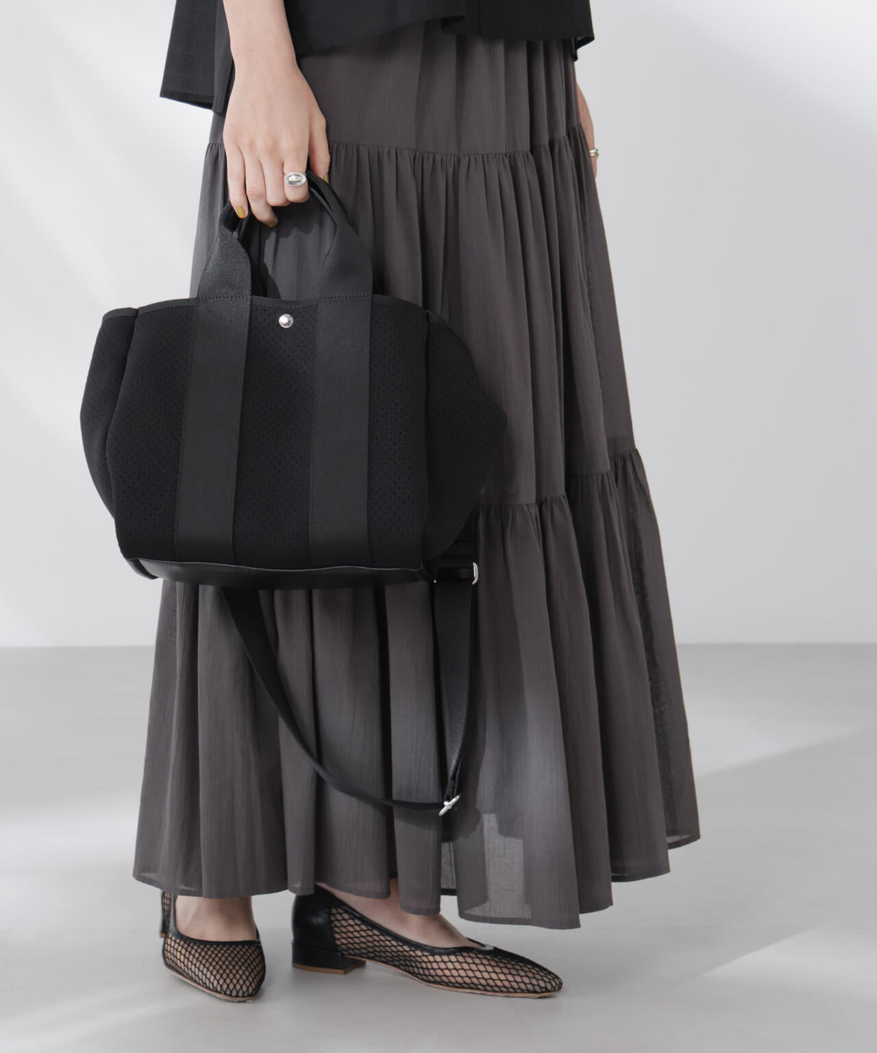 パンチングショルダートートバッグ