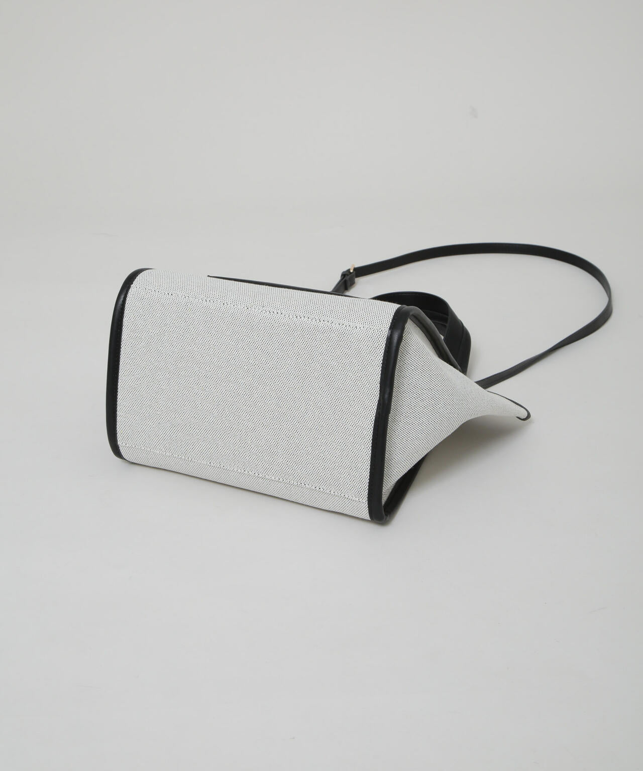 キャンバス×フェイクレザーポケットバッグ