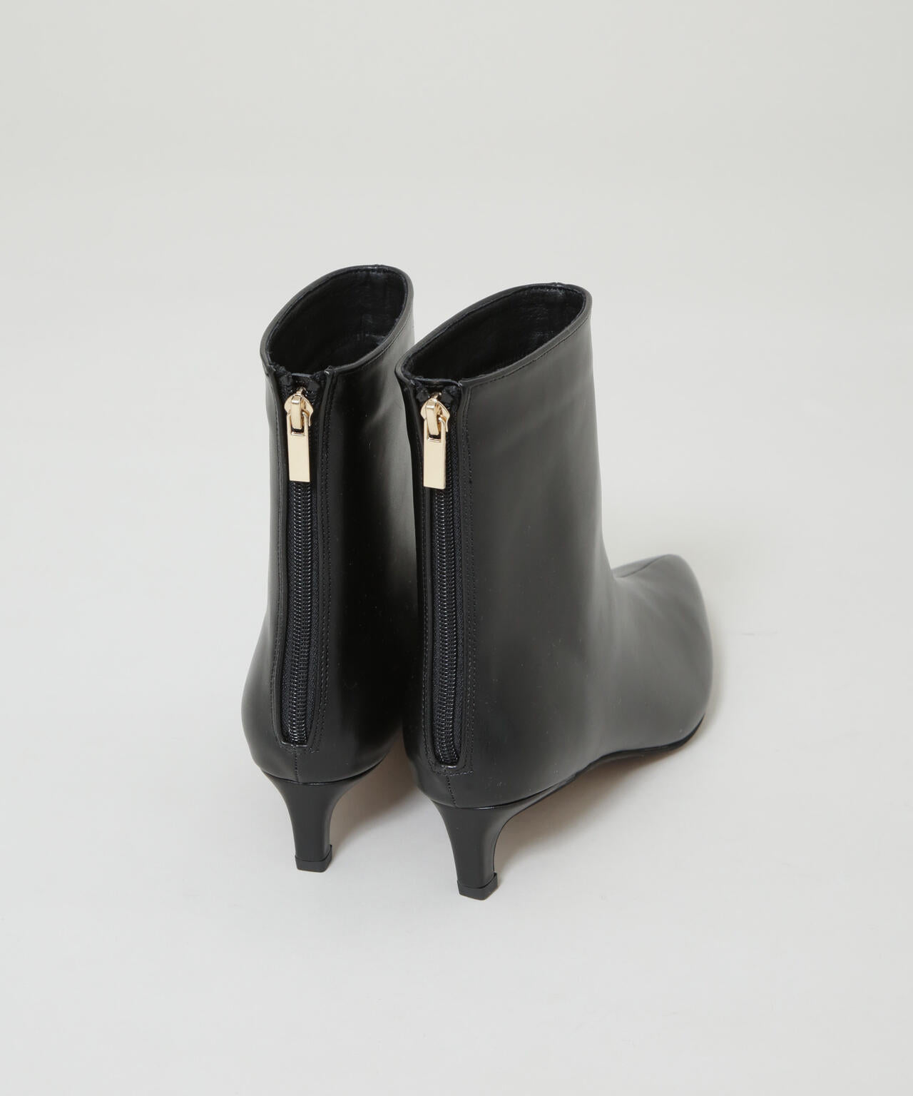 ポインテッドショートブーツ