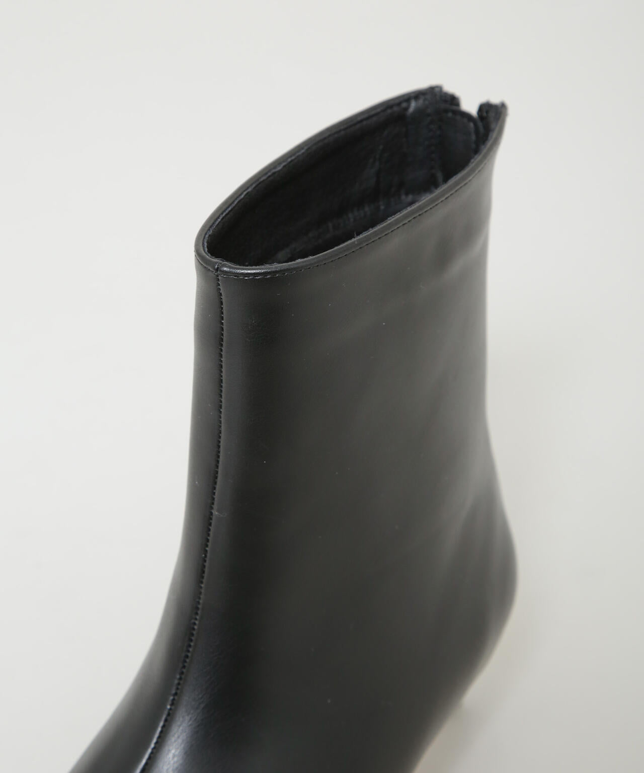 ポインテッドショートブーツ