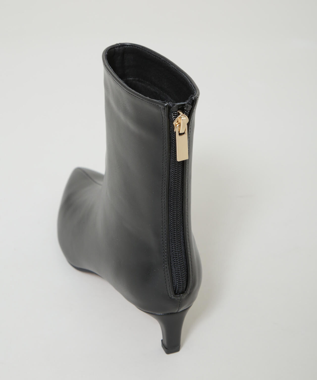 ポインテッドショートブーツ