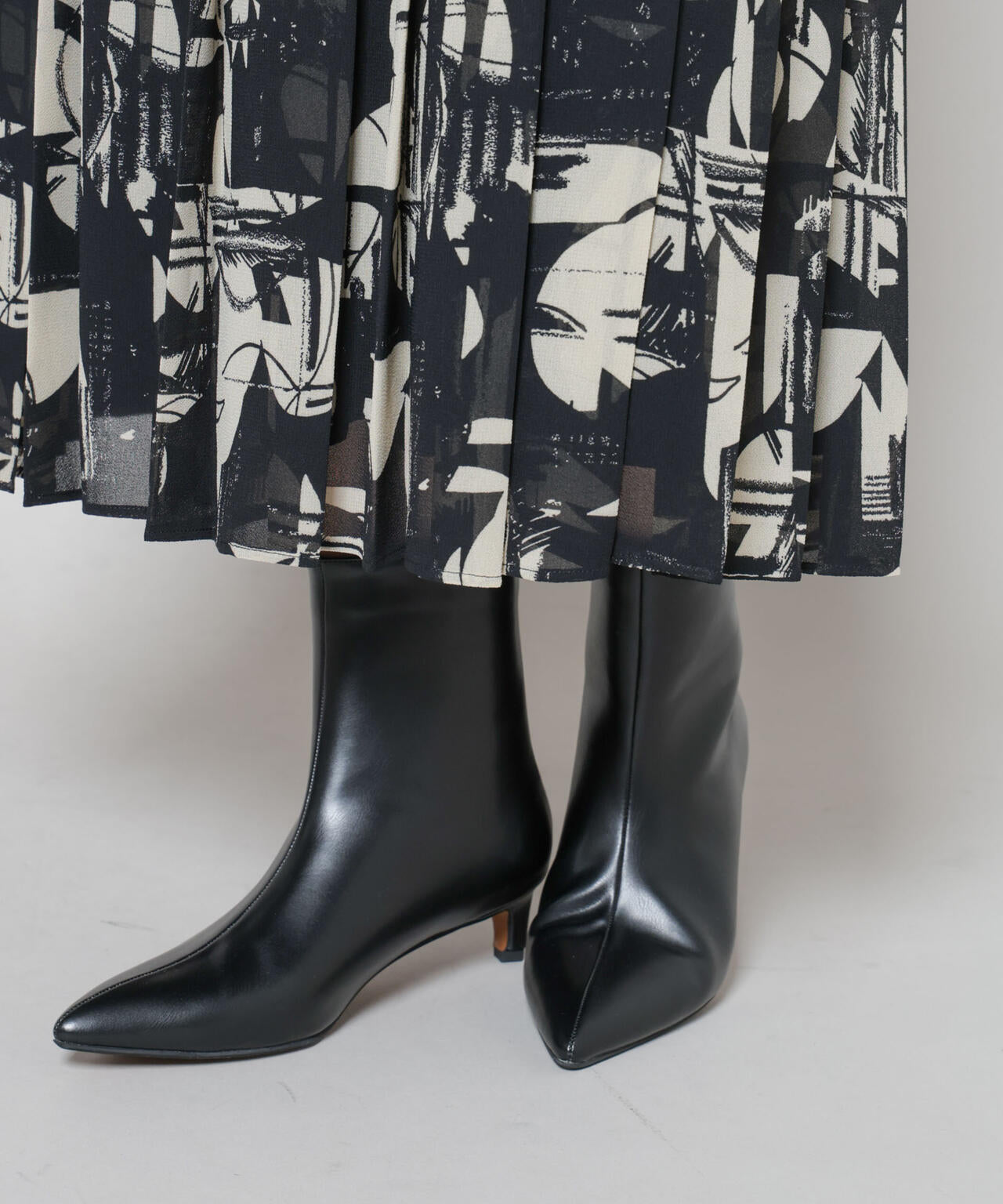 ポインテッドショートブーツ