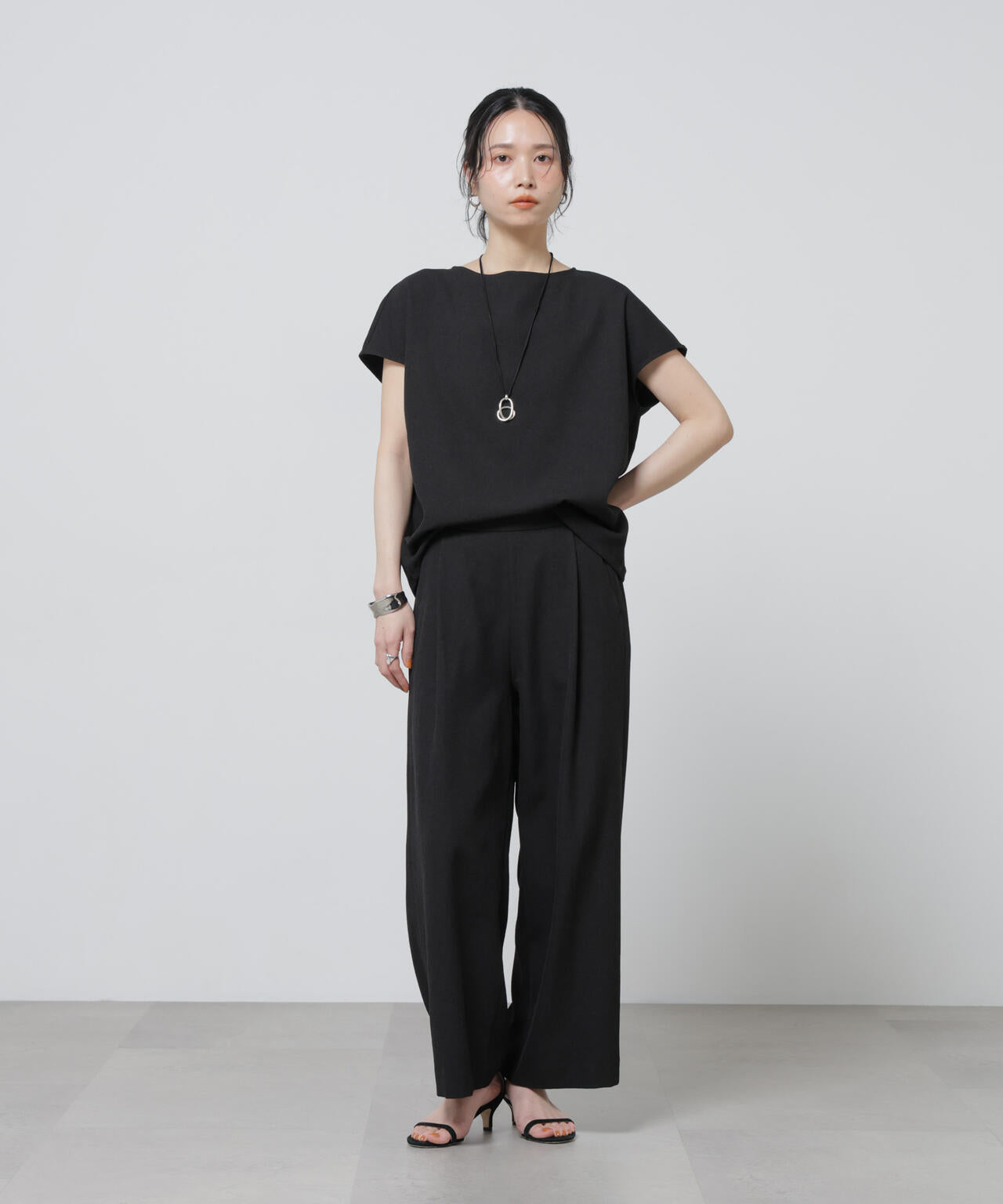 「Meaningful Continuity」coveross(R)EOSブッチャーノースリブラウス×パンツセットアップ