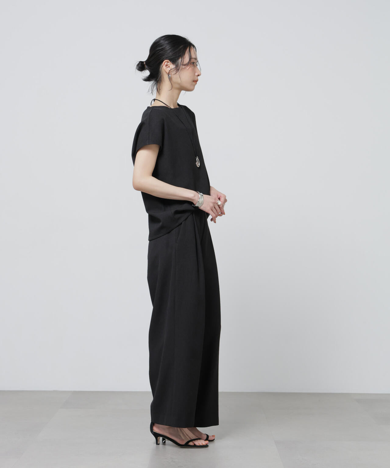 「Meaningful Continuity」coveross(R)EOSブッチャーノースリブラウス×パンツセットアップ