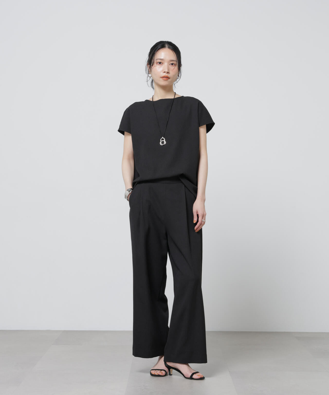 「Meaningful Continuity」coveross(R)EOSブッチャーノースリブラウス×パンツセットアップ