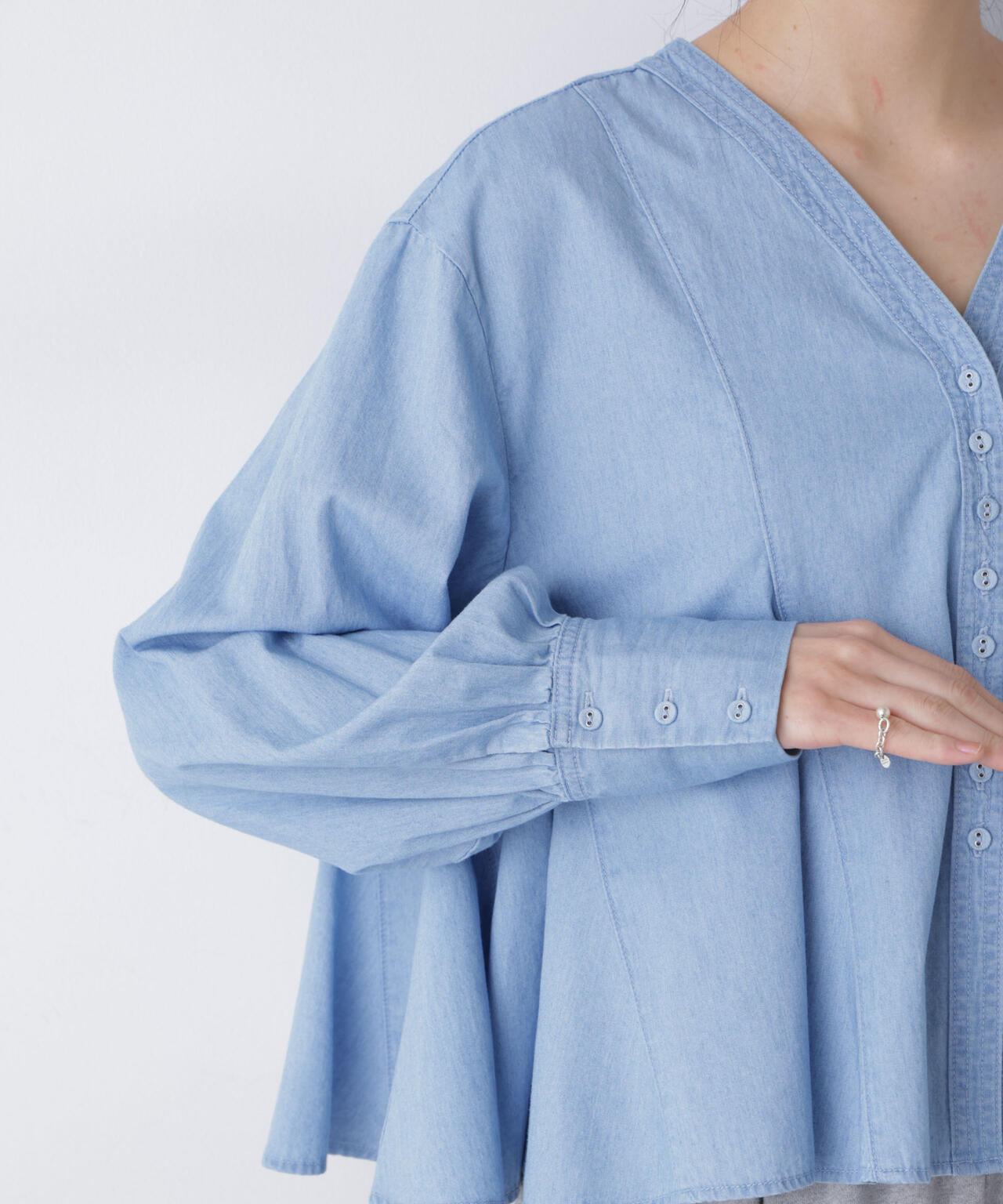 ライトデニムフレアブラウス