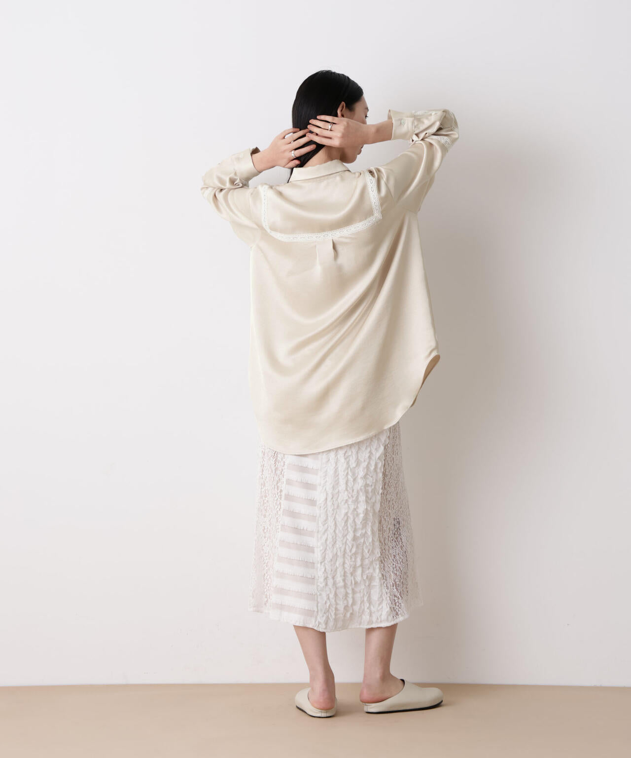 「STEVELOUR」サテンレーストリミングブラウス(セットアップ可)