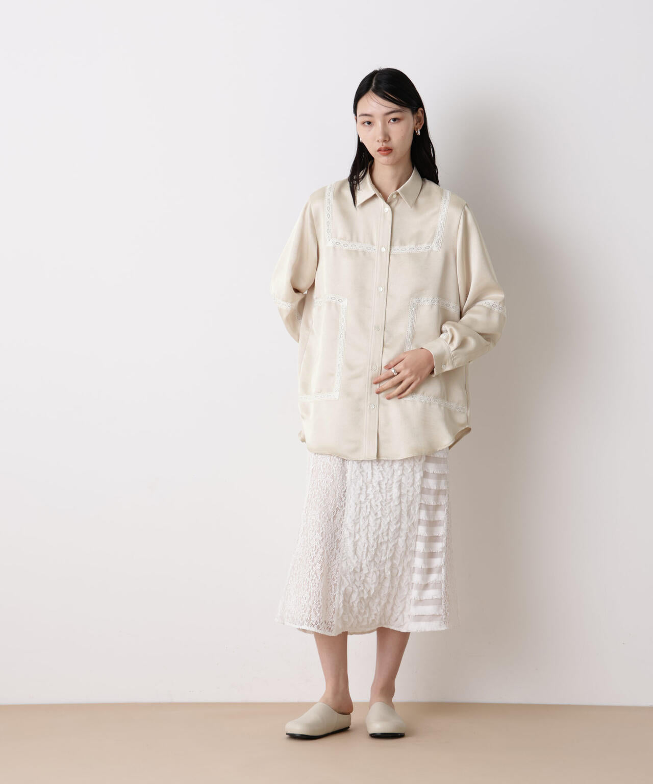 「STEVELOUR」サテンレーストリミングブラウス(セットアップ可)