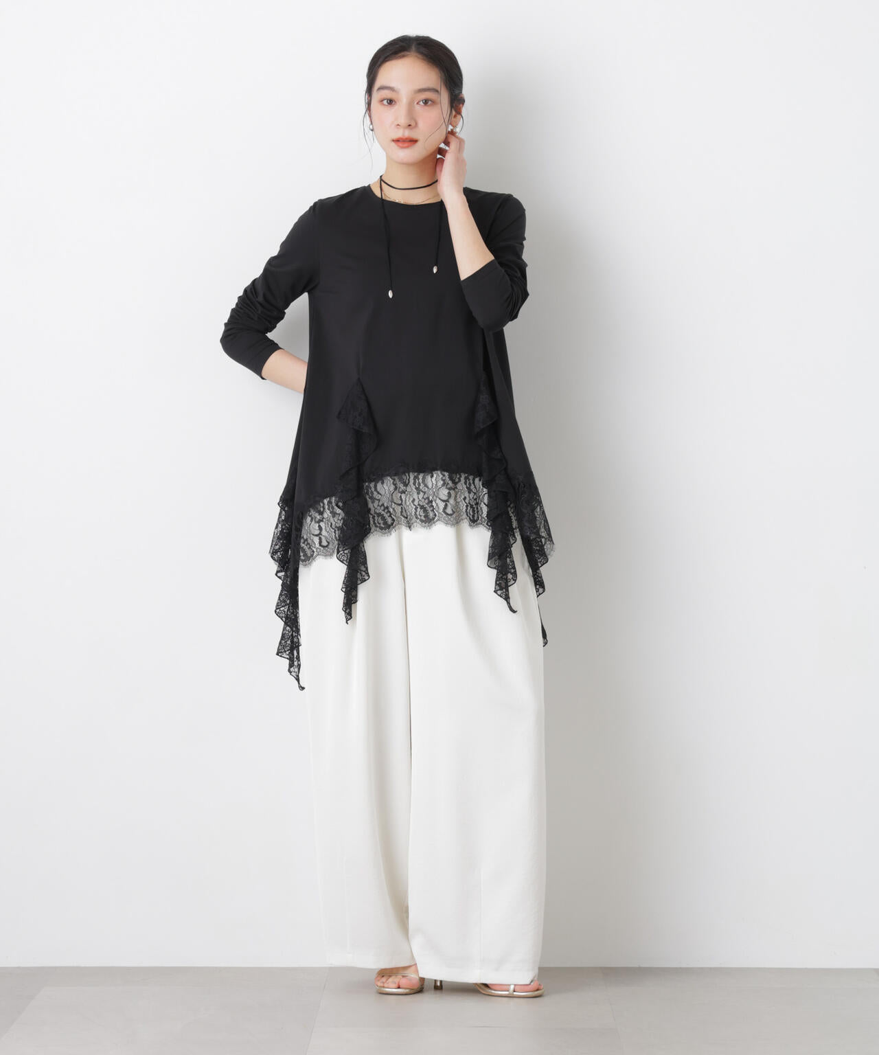 レースラッフルヘムカットトップス