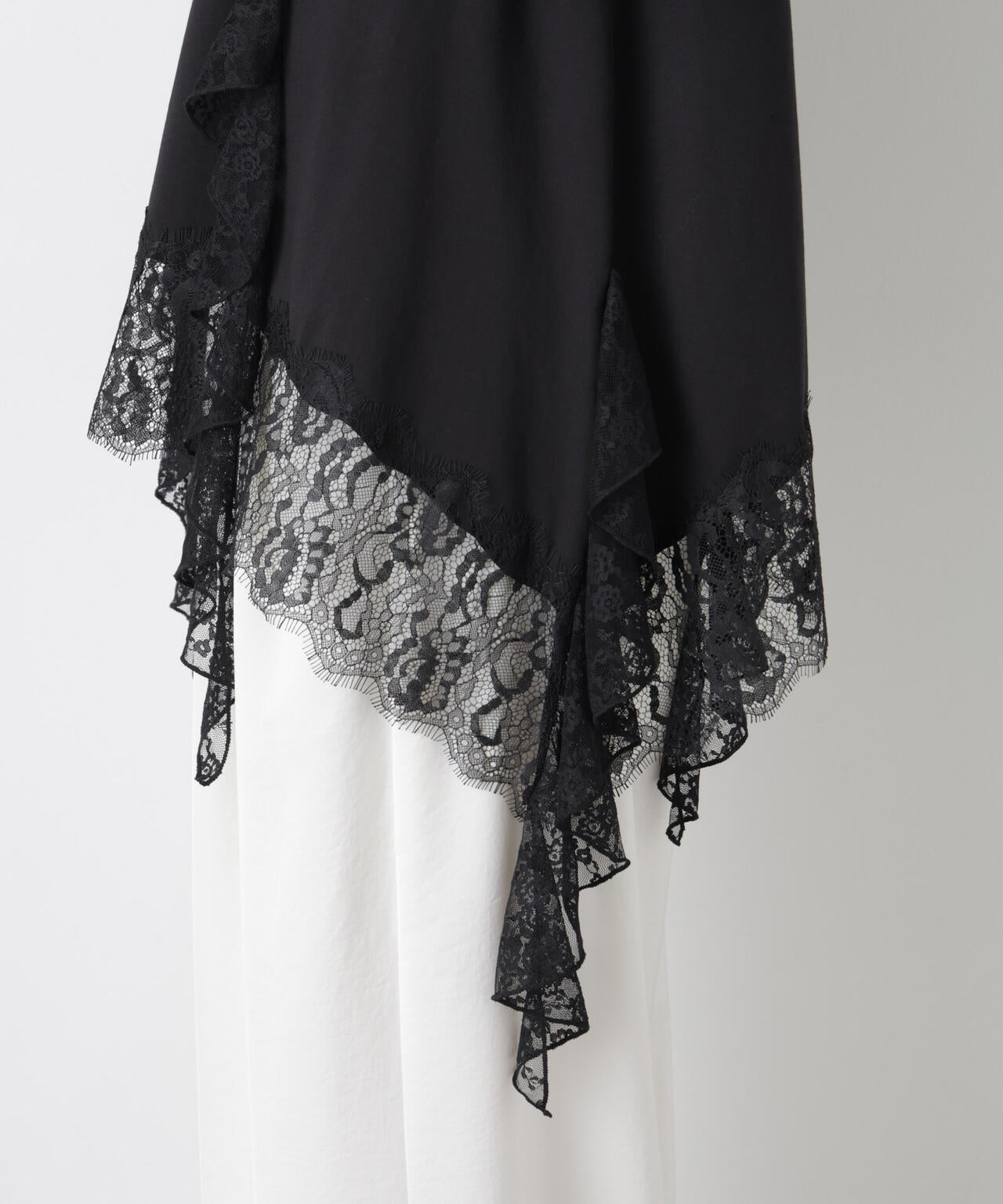 レースラッフルヘムカットトップス