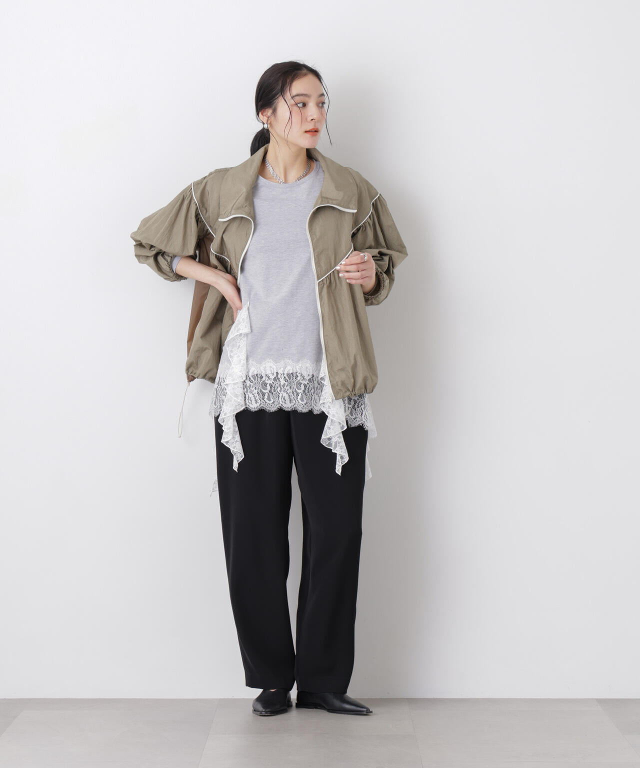 レースラッフルヘムカットトップス