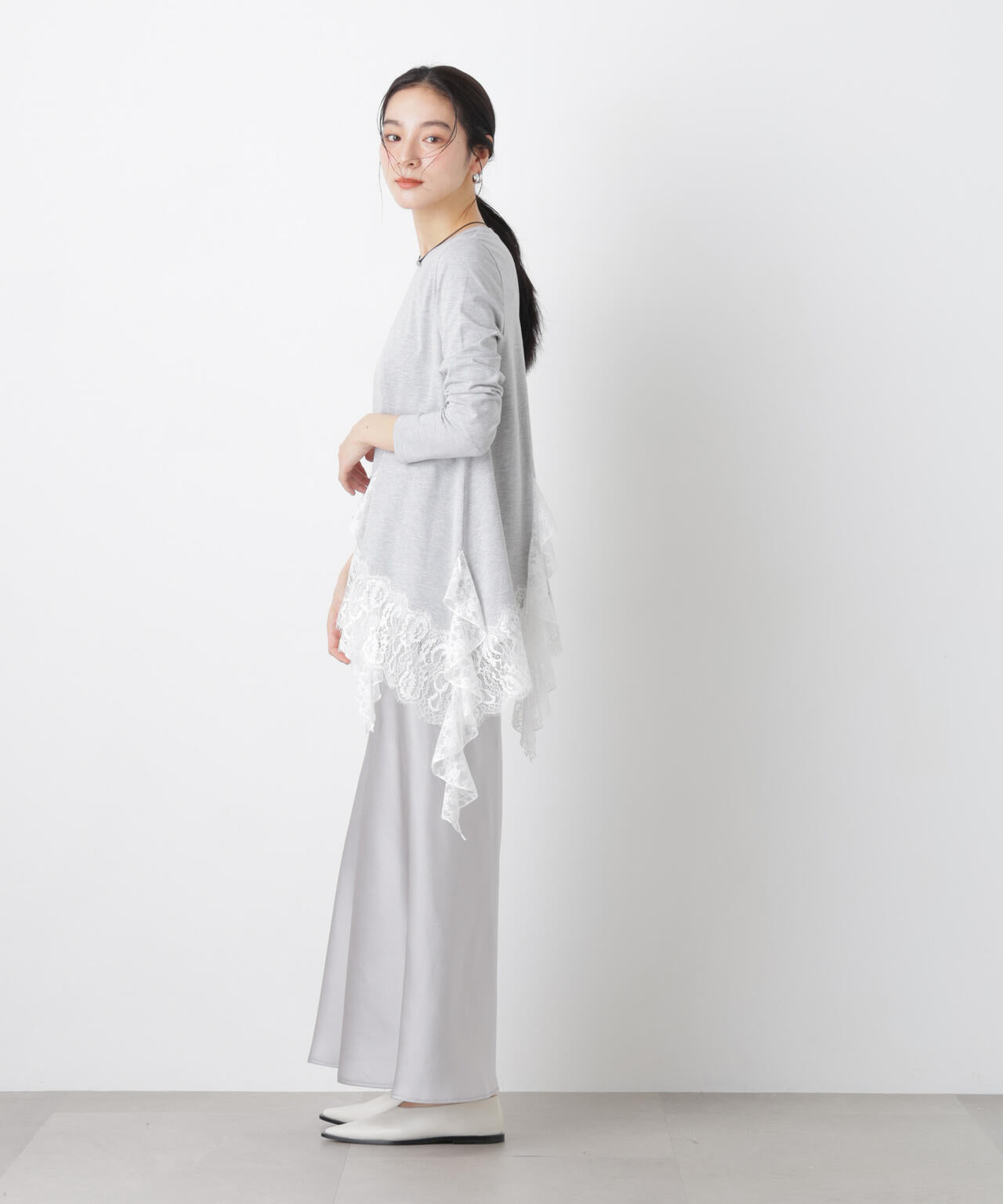 レースラッフルヘムカットトップス